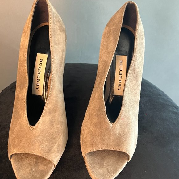 🎉HOST PICK 🎉 Burberry Shoes - STUNNING ARTWORK - Picture 5 of 7